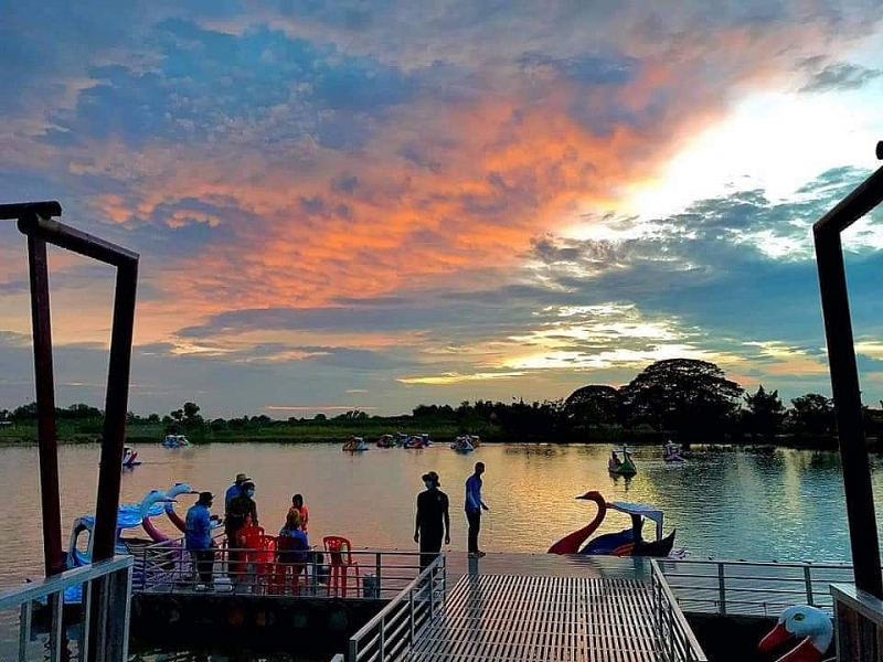 វត្តមួយកៀកភ្នំពេញ មានស្រះទឹកដ៏ធំ អាចជិះកាយ៉ាក ទាទឹកកម្សាន្ត មើលទេសភាពជុំវិញ ស្អាតក្រៃ វត្តមួយកៀកភ្នំពេញ មានស្រះទឹកដ៏ធំ អាចជិះកាយ៉ាក ទាទឹកកម្សាន្ត មើលទេសភាពជុំវិញ ស្អាតក្រៃ