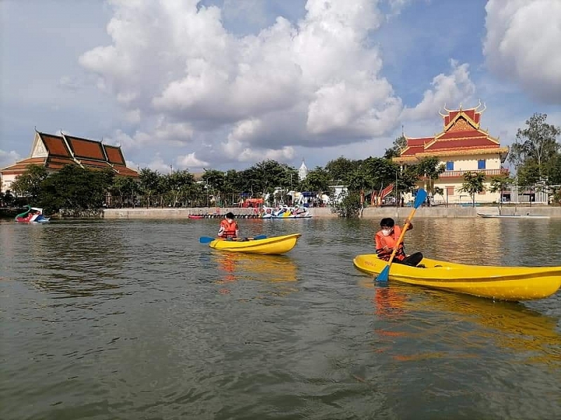 វត្តមួយកៀកភ្នំពេញ មានស្រះទឹកដ៏ធំ អាចជិះកាយ៉ាក ទាទឹកកម្សាន្ត មើលទេសភាពជុំវិញ ស្អាតក្រៃ វត្តមួយកៀកភ្នំពេញ មានស្រះទឹកដ៏ធំ អាចជិះកាយ៉ាក ទាទឹកកម្សាន្ត មើលទេសភាពជុំវិញ ស្អាតក្រៃ