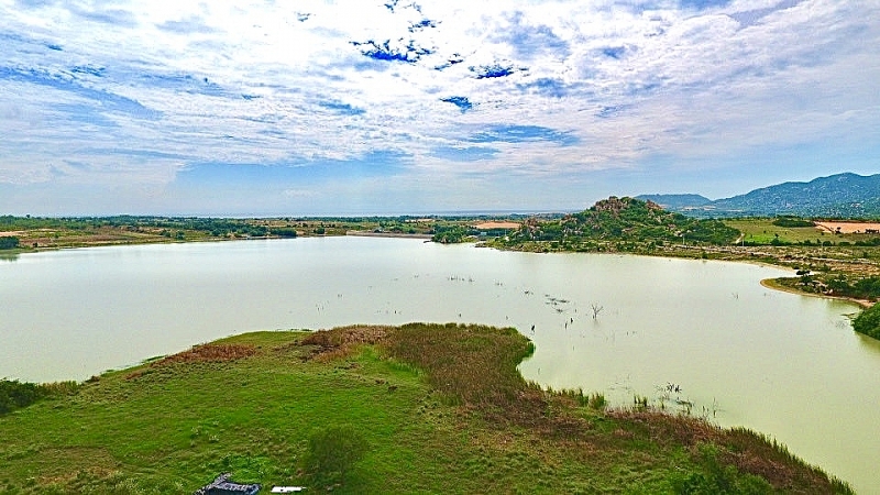 ទស្សនាទេសភាពដ៏ស្រស់ស្អាតនៃបឹង Nui Mot (Ninh Thuan) - បឹងទឹកសាបលាក់ខ្លួនក្នុងចំណោមតំបន់ទេសចរណ៍ល្បីៗ ទស្សនាទេសភាពដ៏ស្រស់ស្អាតនៃបឹង Nui Mot (Ninh Thuan) - បឹងទឹកសាបលាក់ខ្លួនក្នុងចំណោមតំបន់ទេសចរណ៍ល្បីៗ