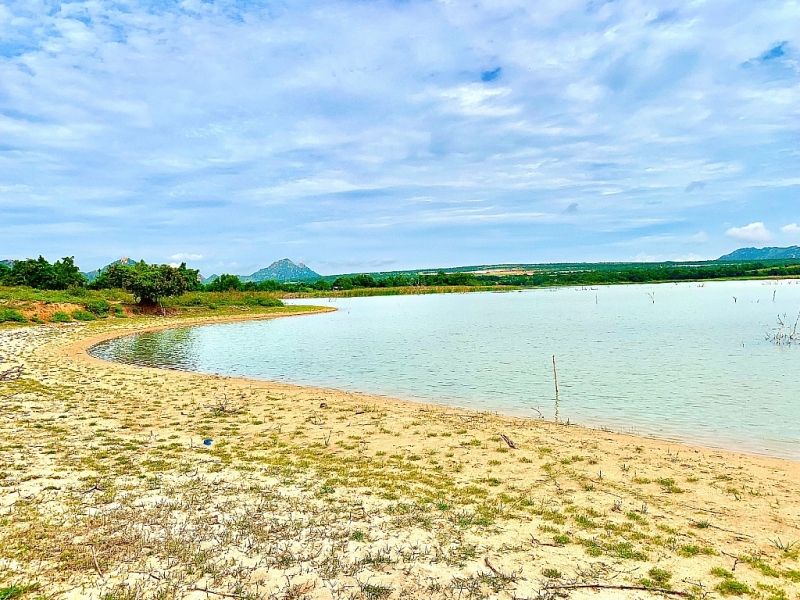 ទស្សនាទេសភាពដ៏ស្រស់ស្អាតនៃបឹង Nui Mot (Ninh Thuan) - បឹងទឹកសាបលាក់ខ្លួនក្នុងចំណោមតំបន់ទេសចរណ៍ល្បីៗ ទស្សនាទេសភាពដ៏ស្រស់ស្អាតនៃបឹង Nui Mot (Ninh Thuan) - បឹងទឹកសាបលាក់ខ្លួនក្នុងចំណោមតំបន់ទេសចរណ៍ល្បីៗ