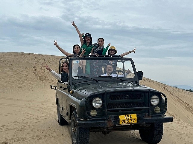 អ្នកទេសចររីករាយនឹងបទពិសោធន៍នៃវាលខ្សាច់ដែលមិនទាន់ខូចនៅ Ninh Thuan ភ្ញៀវទេសចររីករាយនឹងបទពិសោធន៍នៃវាលខ្សាច់ដែលមិនទាន់ខូចនៅ Ninh Thuan