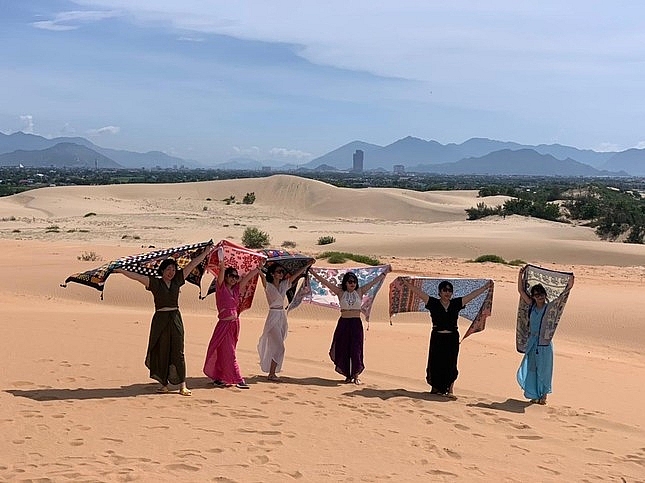 អ្នកទេសចររីករាយនឹងបទពិសោធន៍នៃវាលខ្សាច់ដែលមិនទាន់ខូចនៅ Ninh Thuan ភ្ញៀវទេសចររីករាយនឹងបទពិសោធន៍នៃវាលខ្សាច់ដែលមិនទាន់ខូចនៅ Ninh Thuan