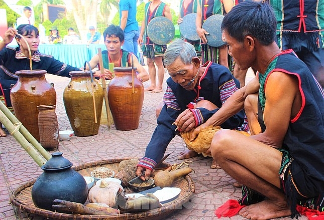 ពិធីសែនព្រេនលើកតម្កើងស្រូវរបស់ប្រជាជនតំបន់ខ្ពង់រាប Tay Nguyen