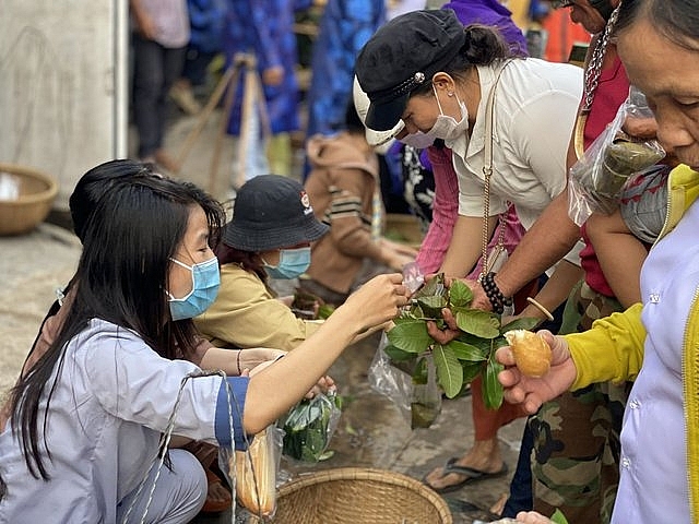 ទីផ្សារពិសេសរបស់ជនជាតិវៀតណាម ជំនួសលុយវិញ គេជួញដូរជាមួយ... ស្លឹកឈើ ទីផ្សារពិសេសរបស់ជនជាតិវៀតណាម ជំនួសលុយវិញ គេជួញដូរជាមួយ... ស្លឹកឈើ