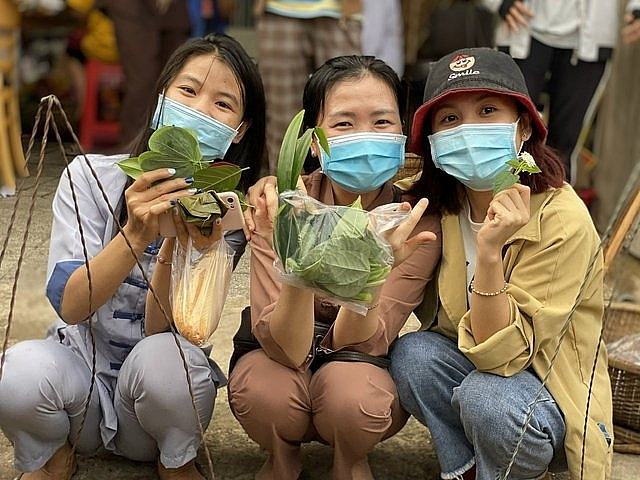 ទីផ្សារពិសេសរបស់ជនជាតិវៀតណាម ជំនួសលុយវិញ គេជួញដូរជាមួយ... ស្លឹកឈើ ទីផ្សារពិសេសរបស់ជនជាតិវៀតណាម ជំនួសលុយវិញ គេជួញដូរជាមួយ... ស្លឹកឈើ