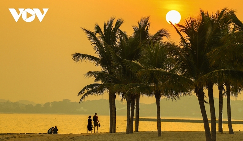 ឆ្នេរសមុទ្រ Ha Long ស្រស់ស្អាតដូចសុបិននៅរដូវស្លឹកឈើជ្រុះ