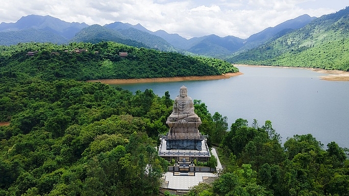 ទេសភាពដ៏ស្រស់បំព្រងនៅវត្ត Truc Lam Bach Ma