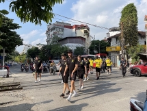 កីឡាករ Dortmund ដើរជុំវិញផ្លូវបុរាណនៃទីក្រុងហាណូយ ដោយរីករាយជាមួយស៊ីក្លូវៀតណាម