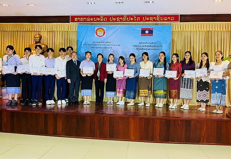 ផ្តល់អាហារូបករណ៍ចំនួន ២០០ ដល់និស្សិត និងនិស្សិតឡាវដែលកំពុងសិក្សានៅប្រទេសវៀតណាម ផ្តល់អាហារូបករណ៍ចំនួន ២០០ ដល់សិស្ស និងនិស្សិតឡាវដែលកំពុងសិក្សានៅប្រទេសវៀតណាម