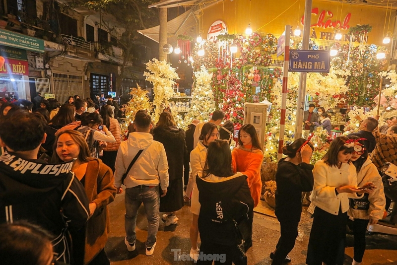 ប្រជាជនទីក្រុងហាណូយចោមរោមថតរូបនៅផ្លូវ Hang Ma ដើម្បីអបអរបុណ្យណូអែល ប្រជាជនទីក្រុងហាណូយចោមរោមថតរូបនៅផ្លូវ Hang Ma ដើម្បីអបអរបុណ្យណូអែល