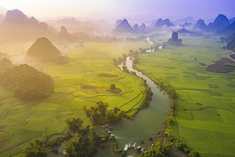 ណែនាំផ្លូវដើរលេងចំនួន ៨ ដែលគួរសាកល្បងនៅប្រទេសវៀតណាម