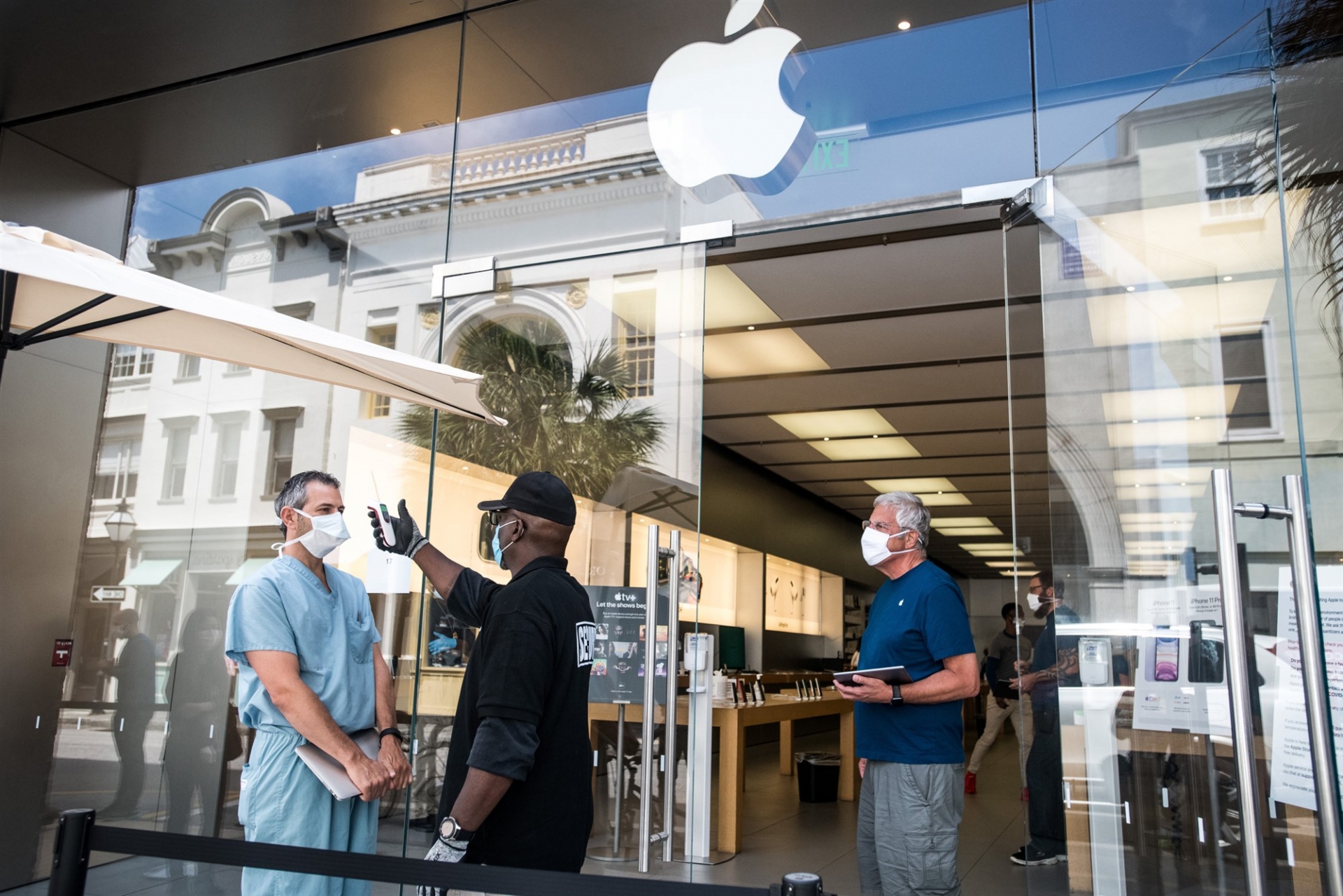 undefined 2628 200609 apple store se 415p 814155140f67338c5a97a4a78edd1f00fit 2000w
