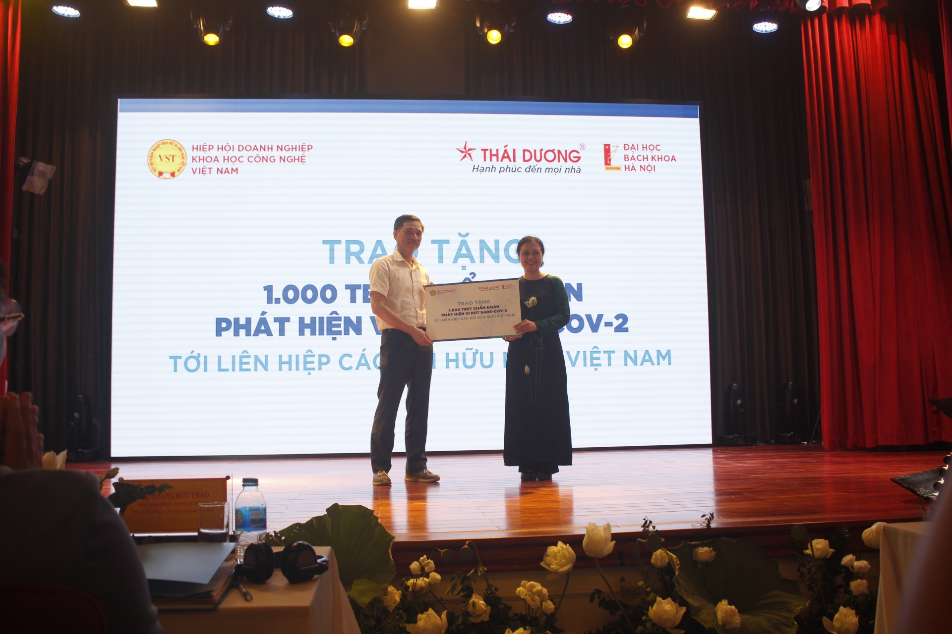 Vietnam Enterprise Science and Technology Association to donate 1,000 test kits worth US$42,000 to VUFO 0125 hiep hoi doanh nghiep khoa hoc cong nghe viet nam trao tang 1000 kit test covid 19 cho vufo