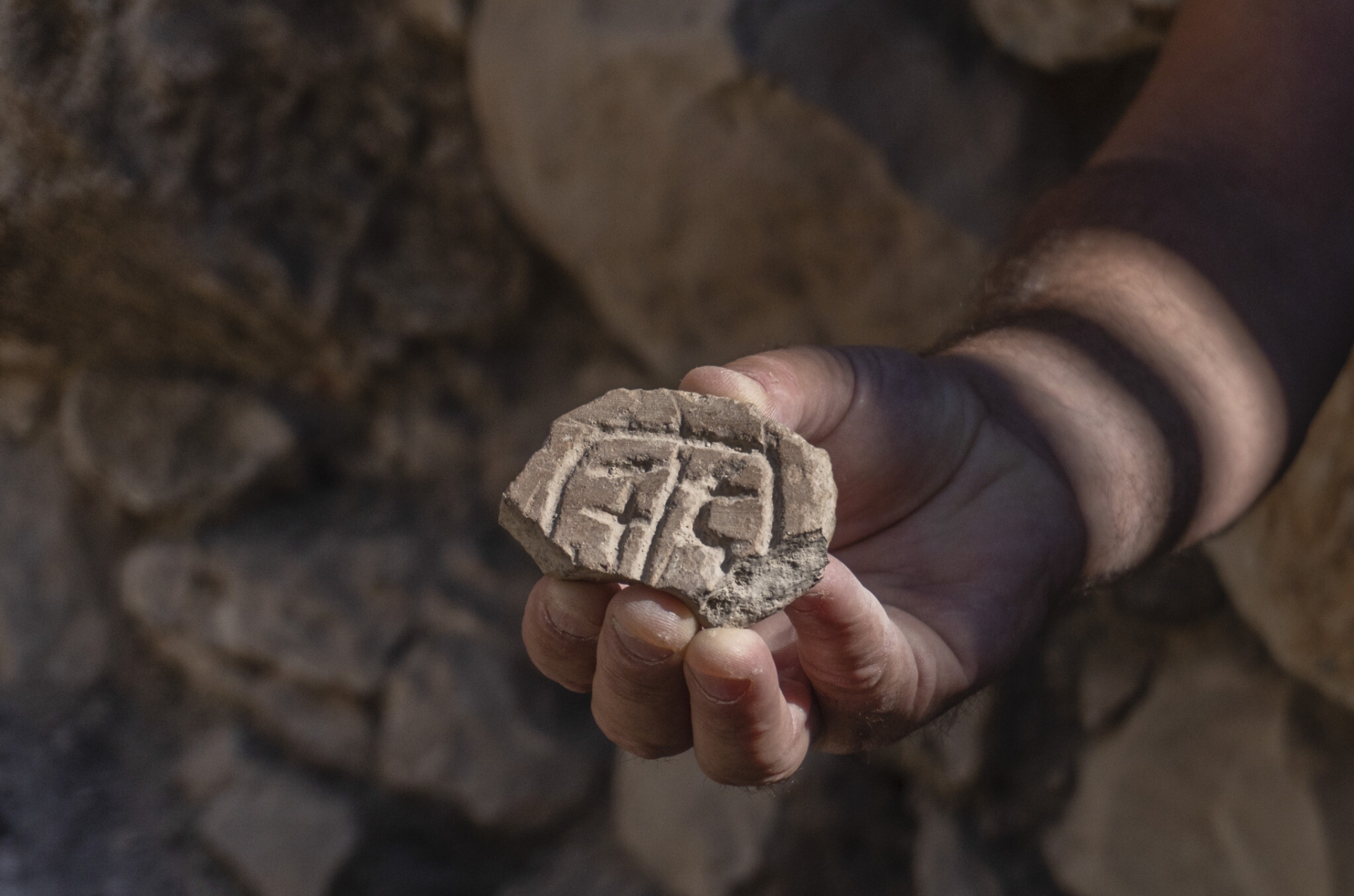 Seal made out of a piece of clay from the Persian Period discovered in the City of David Givati Parking Lot excavations. (Shai Halevy, Israel Antiquities Authority) 5559 4yyyyy yyyyy yy yyyy yyyy yyyyyyy