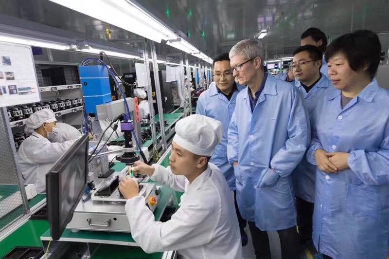 Tim Cook visits Luxshare's production line in 2017. Photo: 2145 20171205170844 1073
