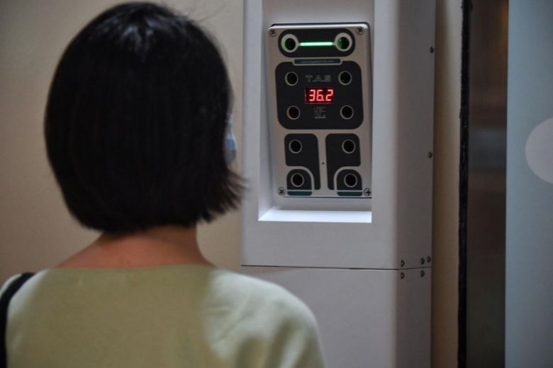 A contactless temperature self-check kiosk at Braddell MRT station. Photo: KUA CHEE SIONG 3328 fhtempmrt24 2x