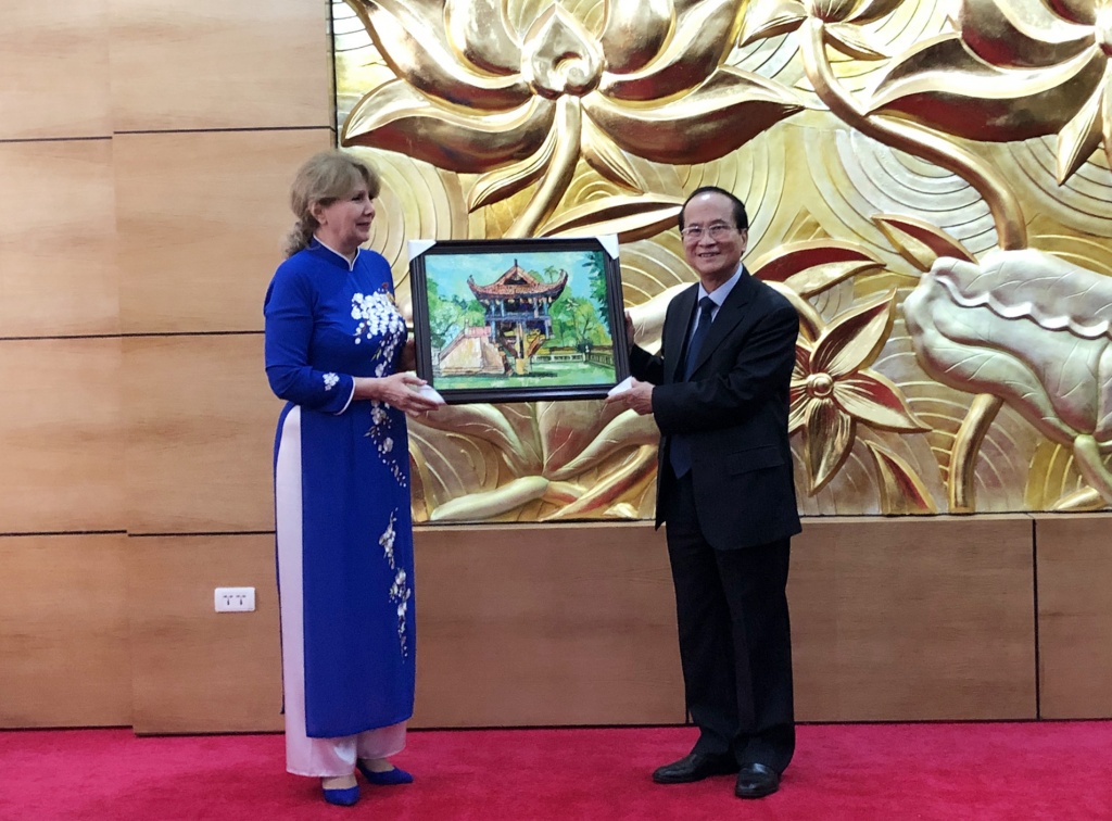Đại sứ đầu tiên của Cộng hoà Acmenia tại Việt Nam nhận kỉ niệm chương của VUFO dai su dau tien cua cong hoa acmenia tai viet nam nhan ki niem chuong cua vufo