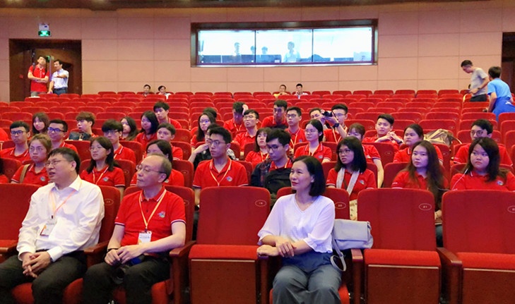 Đoàn đại biểu thanh niên Hồng Kông, Trung Quốc thăm quan Cung hữu nghị Việt - Trung lanh dao cung viet trung tiep doan dai bieu thanh nien hong kong trung quoc