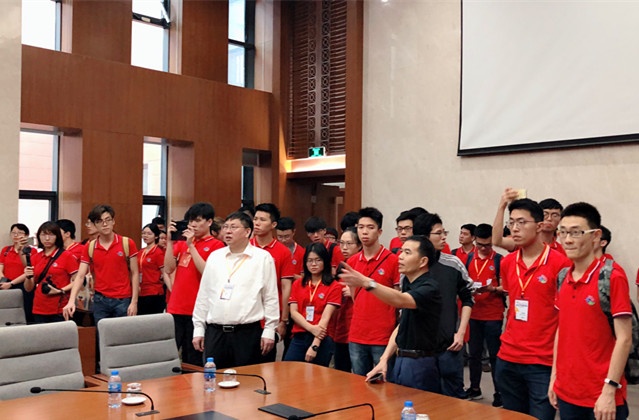 Đoàn đại biểu thanh niên Hồng Kông, Trung Quốc thăm quan Cung hữu nghị Việt - Trung lanh dao cung viet trung tiep doan dai bieu thanh nien hong kong trung quoc