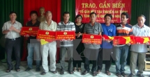 phu yen province presents 1000 national flags to fishermen