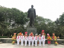hanoi officials pay tribute to lenin on his birthday