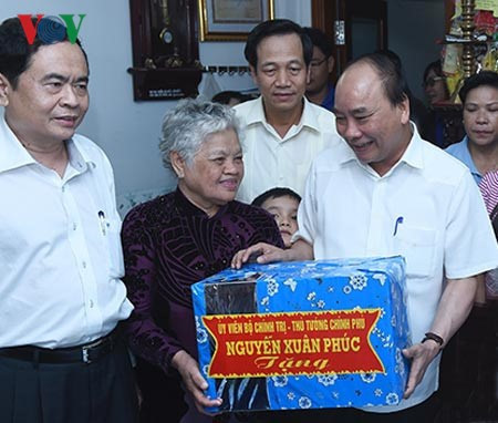 Numerous activities to pay tribute to war heroes and martyrs