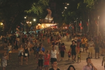 hanoi hits more vnd500 billion after three days of opening walking streets