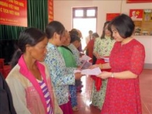 more than 50 lao nationals gain vietnamese citizenship