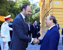 vietnam france highlight determination to promote ties