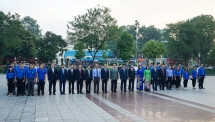 hanoi officials pay tribute to lenin on his birthday