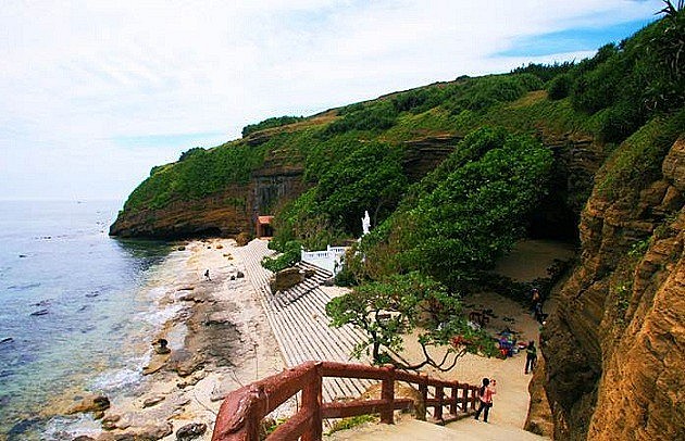 Path to Chua Hang (lit. cave pagoda), Ly Son Island. Photo: Internet Path to Chua Hang (lit. cave pagoda), Ly Son Island. Photo: Internet