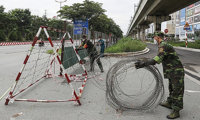 Soldiers and militia members removing checkpoints in Thao Dien Ward, Thu Duc City. Photo: VNExpress Soldiers and militia members removing checkpoints in Thao Dien Ward, Thu Duc City. Photo: VNExpress