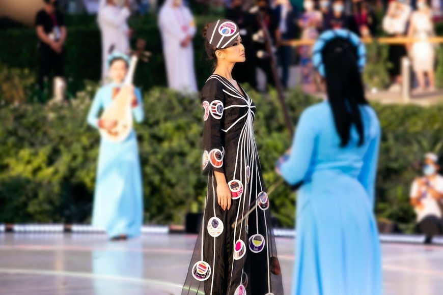 Вьетнамский показ мод «сияет» на World EXPO