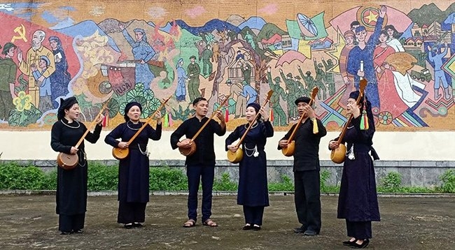 Наслаждаемся плавными мелодиями «тхен» Наслаждаемся плавными мелодиями «тхен»