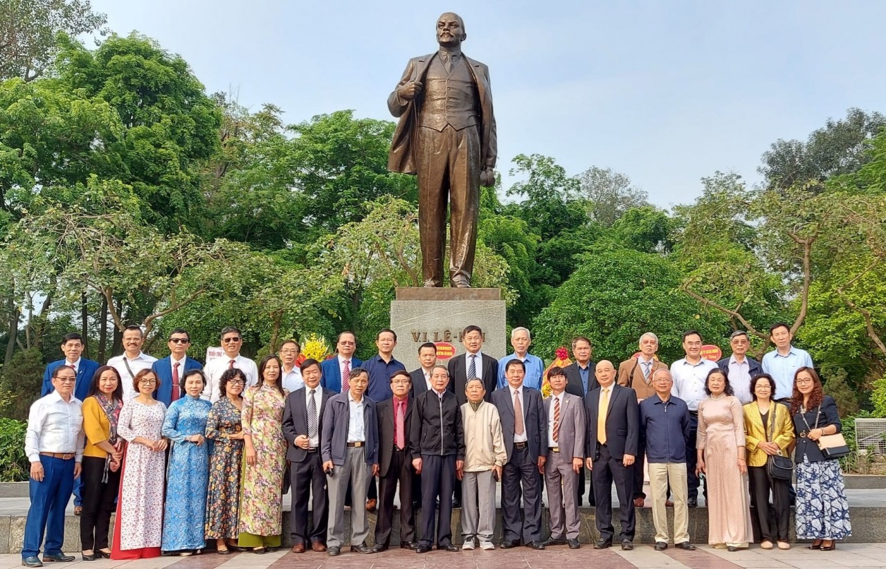 Hội hữu nghị Việt-Nga dâng hoa kỷ niệm 152 năm Ngày sinh V.I.Lênin Hội hữu nghị Việt-Nga dâng hoa kỷ niệm 152 năm Ngày sinh V.I.Lênin