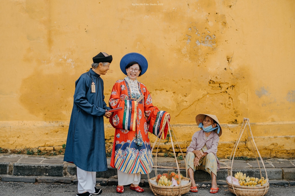 Коллекция фотографий семейной пары в старинной одежде в Хойане