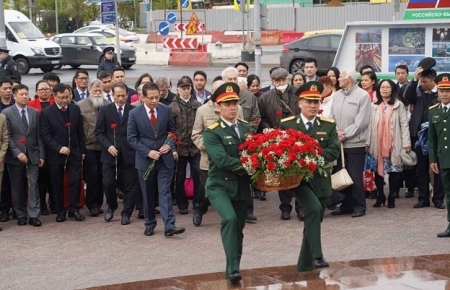 Возложение цветов в честь 132-й годовщины со дня рождения президента Хо Ши Мина в Москве и Владивостоке