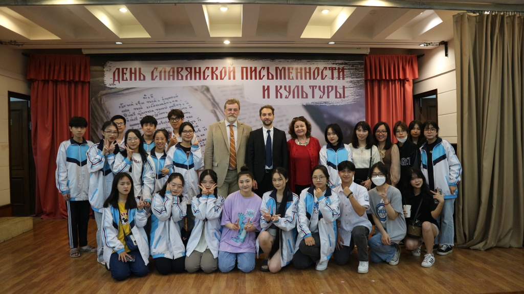 Торжественная церемония награждения победителей олимпиад по русскому языку для вьетнамских школьников и студентов