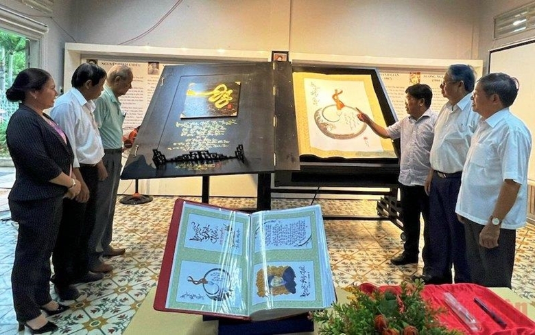 Книга большого формата по каллиграфии о Нгуен Динь Чиеу