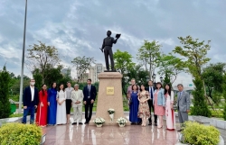 Церемония возложения цветов к памятнику А.С. Пушкина по случаю открытия Недели русского языка во Вьетнаме