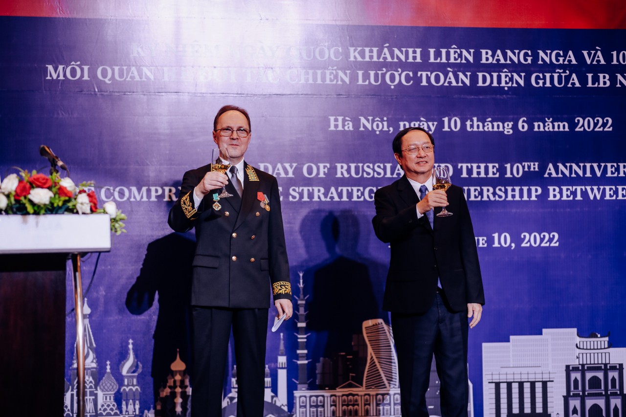 Đại sứ quán Liên bang Nga kỷ niệm 32 năm Ngày Quốc khánh Đại sứ quán Liên bang Nga kỷ niệm 32 năm Ngày Quốc khánh