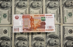 Доллар влияет на мировую экономику, но рубль становится самым сильным в мире