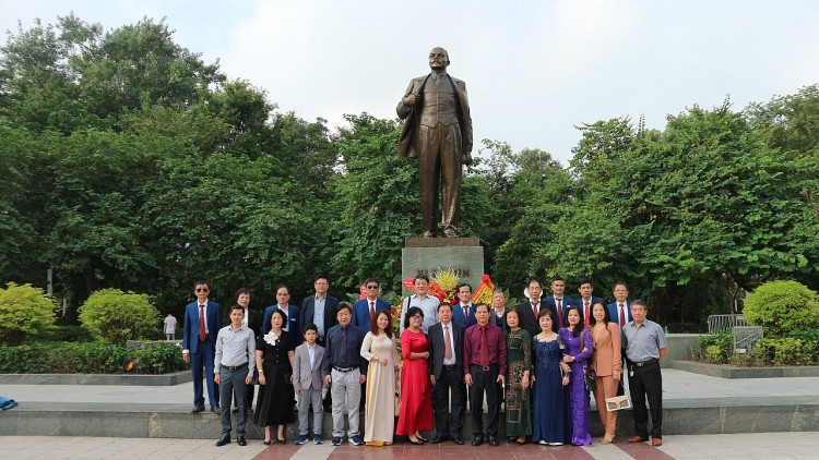 Lãnh đạo Hội Hữu nghị Việt – Nga đặt hoa tưởng niệm V.I Lenin nhân kỷ niệm cách mạng Tháng Mười Nga Lãnh đạo Hội Hữu nghị Việt – Nga đặt hoa tưởng niệm V.I Lenin nhân kỷ niệm cách mạng Tháng Mười Nga