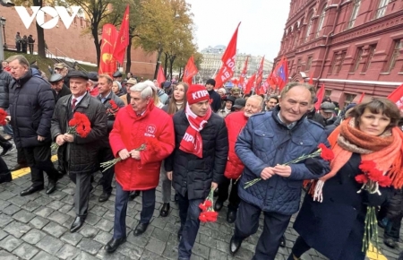 Митинг в честь 105-летия Октябрьской революции в России