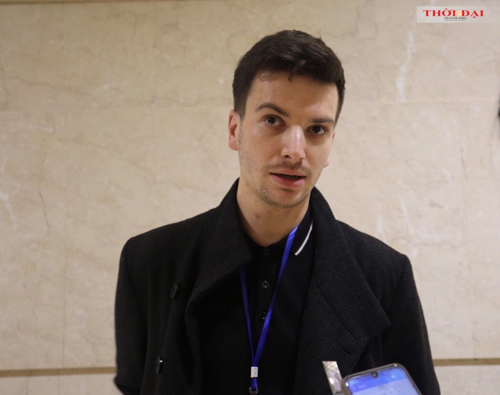 Международные друзья влюбились в красоту вьетнамского залива Халонг