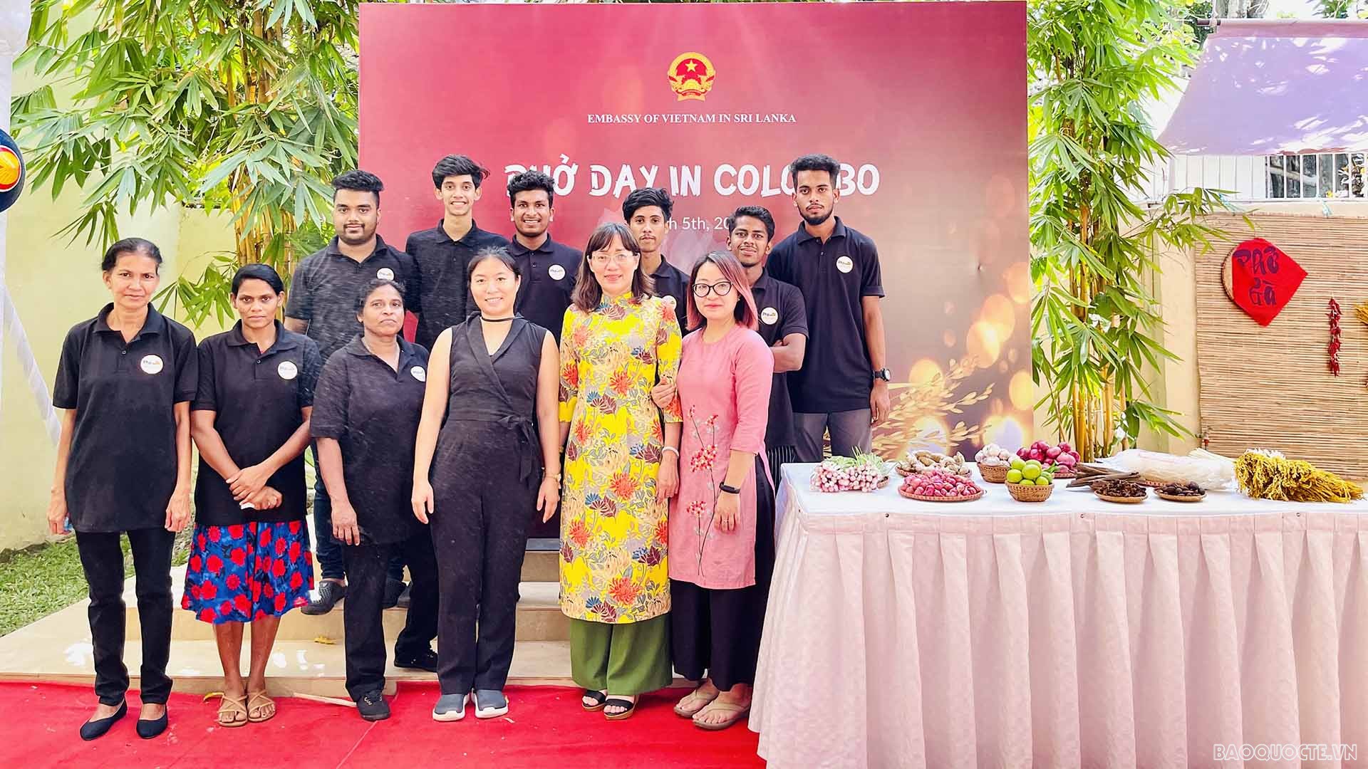 Đại sứ chụp cùng chủ và nhân viên hai nhà hàng Phở Việt ở Colombo. Đại sứ chụp cùng chủ và nhân viên hai nhà hàng Phở Việt ở Colombo.
