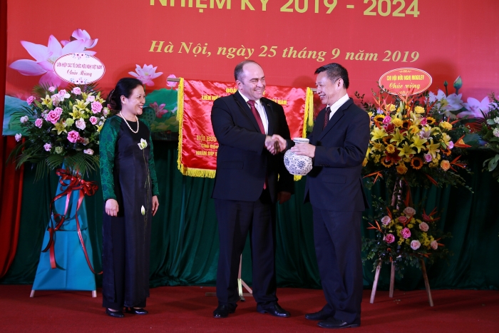 tuy cach xa ve dia ly nhung nhan dan viet nam va belarus gan bo nhu anh em than thiet