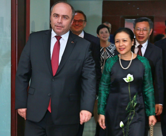 tuy cach xa ve dia ly nhung nhan dan viet nam va belarus gan bo nhu anh em than thiet