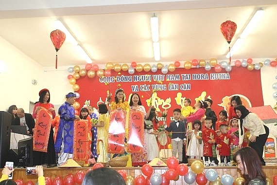 200 kiều bào ở Kutná Hora (Séc) mừng Xuân Canh Tý 200 kieu bao o kutna hora sec mung xuan canh ty