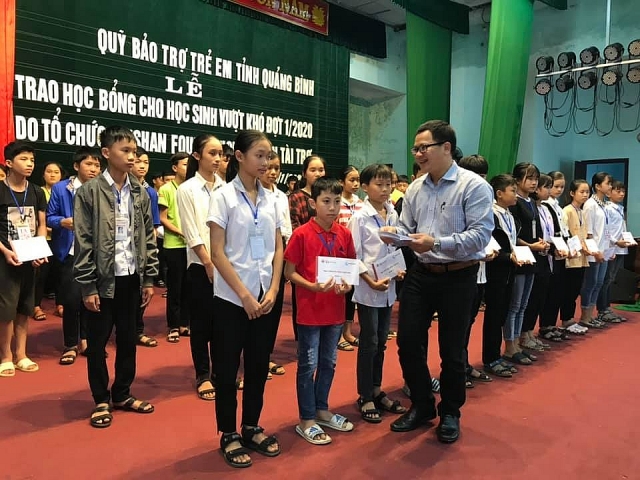 gan 800 hoc sinh quang binh nhan hoc bong vuot kho cua zhishan